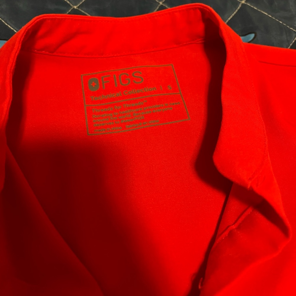 WearFigs Figs Scrub Top - Small - “Insiza” - Red - RARE!  2 pocket scrub top